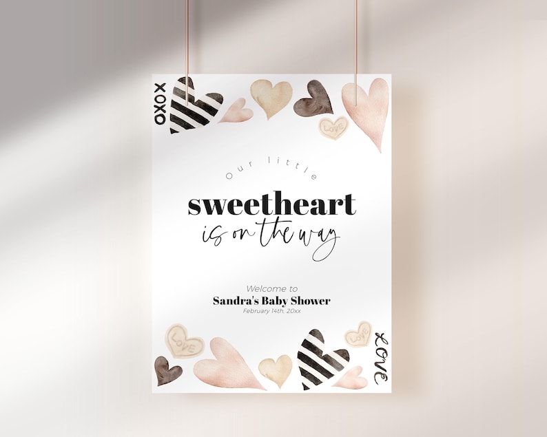 K&ouml;nnte beinhalten: Eine wei&szlig;e Babyparty-Einladung mit dem Text "Unser kleines Herzchen ist unterwegs." Die Einladung ist mit Aquarellherzen in den Farben Rosa, Braun und Beige verziert. Der Text "Willkommen zur Babyparty von Sandra am 14. Februar 20xx" ist ebenfalls enthalten.