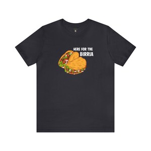 Hier voor het Birria, Birria Lover Shirt, Mexicaans eten Shirt, Foodie Shirt, Unisex Jersey T-shirt met korte mouwen