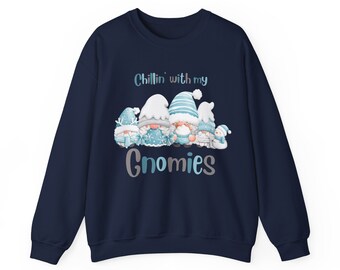 Op de afbeelding: Marineblauwe sweatshirt met een afbeelding van kabouters in winterkleding. De kabouters zijn in tinten blauw en wit, met de tekst "Chillin' with my Gnomies" boven en onder de afbeelding.