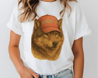 Camiseta Wolf com boné do Kansas City, Chiefs, futebol americano, torcedor esportivo, torcedor do Chiefs, torcedor do Kansas City, camiseta de futebol, presente de futebol, cores confortáveis