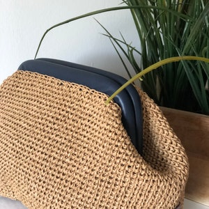 Clutch de rafia de crochet hecho a mano: bolso bohemio de verano con cierre de cuero