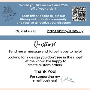 Może przedstawiać: Grafika w kolorze niebieskim i białym z tekstem "Lit Lover Merch" i kodem QR. Tekst brzmi: "Chcesz otrzymać ekskluzywny rabat 25% na swoje zam&oacute;wienie? Zeskanuj ten kod QR, aby dołączyć do naszej społeczności miłośnik&oacute;w literatury i otrzymać sw&oacute;j rabat! Lub odwiedź nas pod adresem https://bit.ly/3UbWZiy. Pytania? Napisz do mnie wiadomość, a chętnie pomogę! Szukasz projektu, kt&oacute;rego nie ma w sklepie? Daj mi znać! Chętnie wykonam dla Ciebie zam&oacute;wienie indywidualne! Dziękuję! Za wsparcie dla mojej małej firmy! Heather"