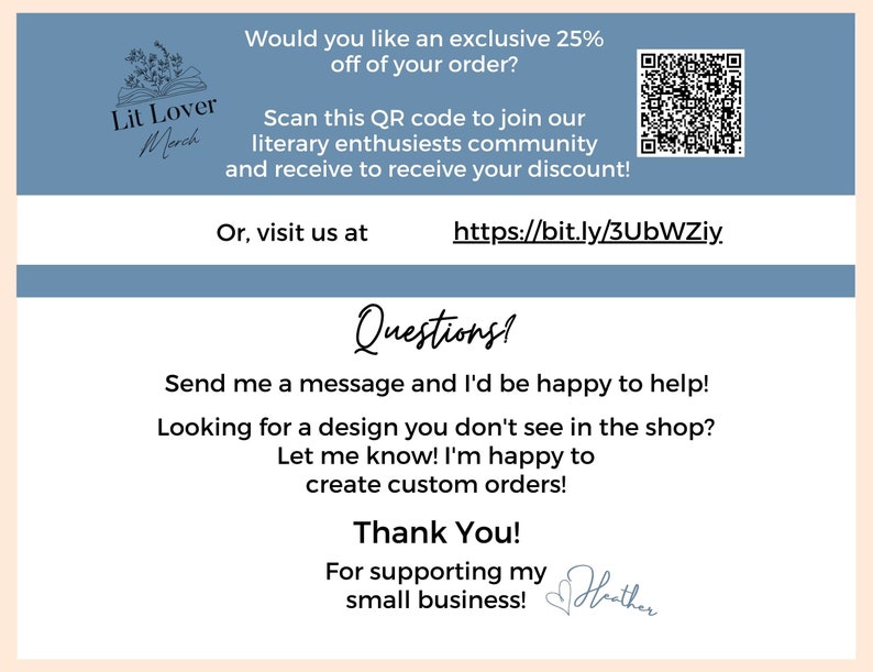 Może przedstawiać: Grafika w kolorze niebieskim i białym z tekstem "Lit Lover Merch" i kodem QR. Tekst brzmi: "Chcesz otrzymać ekskluzywny rabat 25% na swoje zam&oacute;wienie? Zeskanuj ten kod QR, aby dołączyć do naszej społeczności miłośnik&oacute;w literatury i otrzymać sw&oacute;j rabat! Lub odwiedź nas pod adresem https://bit.ly/3UbWZiy. Pytania? Napisz do mnie wiadomość, a chętnie pomogę! Szukasz projektu, kt&oacute;rego nie ma w sklepie? Daj mi znać! Chętnie wykonam dla Ciebie zam&oacute;wienie indywidualne! Dziękuję! Za wsparcie dla mojej małej firmy! Heather"