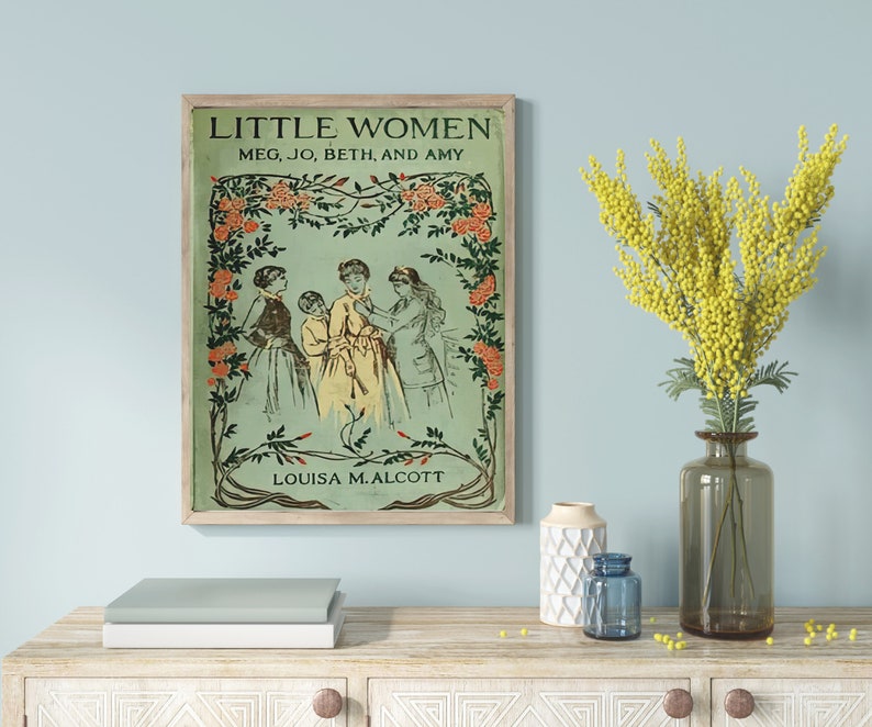 K&ouml;nnte beinhalten: Eine Vintage-Buchcover-Illustration f&uuml;r "Little Women" von Louisa M. Alcott. Das Cover zeigt vier M&auml;dchen in Kleidern, die in einem Garten mit einem Blumenbogen stehen. Der Text auf dem Cover lautet "Little Women" und "Meg, Jo, Beth, and Amy".