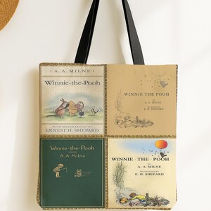 Pode incluir: Saco tote com quatro pain&eacute;is ilustrados de "Winnie-the-Pooh" de A.A. Milne. O saco tem al&ccedil;as pretas e um fundo creme. As ilustra&ccedil;&otilde;es, em cores suaves, evocam o mundo da inf&acirc;ncia e da literatura.