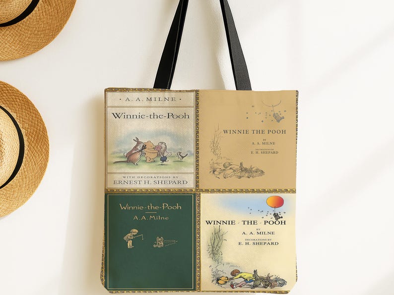 Pode incluir: Saco tote com quatro pain&eacute;is ilustrados de "Winnie-the-Pooh" de A.A. Milne. O saco tem al&ccedil;as pretas e um fundo creme. As ilustra&ccedil;&otilde;es, em cores suaves, evocam o mundo da inf&acirc;ncia e da literatura.