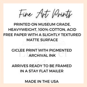 K&ouml;nnte beinhalten: Text "Fine Art Prints" auf wei&szlig;em Hintergrund. Der Text beschreibt den Druck als auf Museumsqualit&auml;t, schwerem, 100%igem Baumwolle, s&auml;urefreiem Papier mit einer leicht strukturierten matten Oberfl&auml;che gedruckt. Der Druck ist ein Gicl&eacute;e-Druck mit pigmentierten Archivtinten. Der Druck kommt fertig zum Einrahmen in einem flachen Versandkarton.