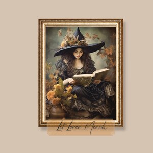 Puede incluir: Una mujer con un sombrero de bruja negro adornado con hojas de oto&ntilde;o y flores, est&aacute; sentada leyendo un libro en un entorno boscoso. Lleva un vestido negro y tiene el pelo largo y oscuro.
