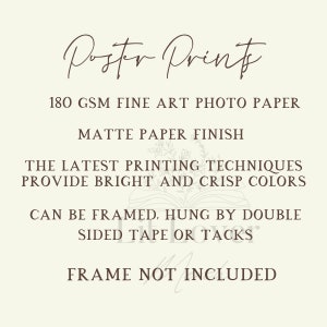 Puede incluir: Texto de impresi&oacute;n de p&oacute;ster sobre un fondo crema. El texto dice: "Poster Print", "180 GSM Fine Art Photo Paper", "Acabado de papel mate", "Las &uacute;ltimas t&eacute;cnicas de impresi&oacute;n proporcionan colores brillantes y n&iacute;tidos", "Se puede enmarcar, colgar con cinta adhesiva de doble cara o chinchetas", "Marco no incluido".