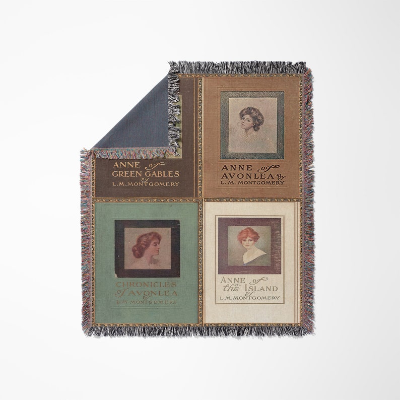 Puede incluir: Una manta de tejido con cuatro cuadrados que muestran portadas de libros de la serie Anne of Green Gables de L.M. Montgomery. Cada cuadrado presenta una portada de libro diferente con un retrato de Anne Shirley. Los t&iacute;tulos de los libros son "Anne of Green Gables", "Anne of Avonlea", "Chronicles of Avonlea" y "Anne of the Island".