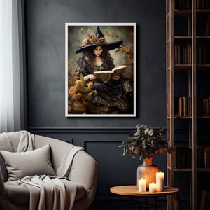 Puede incluir: Una mujer vestida como una bruja con un sombrero negro puntiagudo y un vestido oscuro est&aacute; sentada leyendo un libro en un entorno de bosque. La escena est&aacute; enmarcada por un marco blanco.