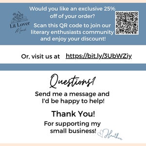 K&ouml;nnte beinhalten: Eine blaue und wei&szlig;e Karte mit einem QR-Code und dem Text "M&ouml;chten Sie einen exklusiven Rabatt von 25 % auf Ihre Bestellung erhalten? Scannen Sie diesen QR-Code, um unserer Community von Literaturliebhabern beizutreten und Ihren Rabatt zu genie&szlig;en! Oder besuchen Sie uns unter https://bit.ly/3UbWZiy Fragen? Senden Sie mir eine Nachricht und ich helfe Ihnen gerne weiter! Vielen Dank! F&uuml;r die Unterst&uuml;tzung meines kleinen Unternehmens!"