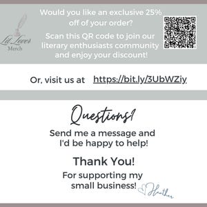 Puede incluir: Una tarjeta blanca con fondo gris y una ilustraci&oacute;n en blanco y negro de una pluma y un tintero. El texto "Lit Lover Merch" est&aacute; escrito en negro. La tarjeta tiene un c&oacute;digo QR y el texto "&iquest;Te gustar&iacute;a un descuento exclusivo del 25% en tu pedido? Escanea este c&oacute;digo QR para unirte a nuestra comunidad de entusiastas de la literatura y disfruta de tu descuento! O, vis&iacute;tanos en https://bit.ly/3UbWZiy &iquest;Preguntas? Env&iacute;ame un mensaje y estar&eacute; encantado de ayudarte! &iexcl;Gracias! Por apoyar mi peque&ntilde;o negocio! Heather" est&aacute; escrito en negro.
