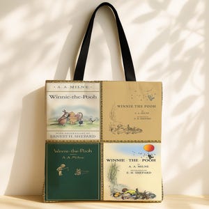 Pode incluir: Uma sacola com pain&eacute;is com as capas do livro infantil "Winnie-the-Pooh" de A.A. Milne. A sacola apresenta quatro designs de capas de livros com ilustra&ccedil;&otilde;es e texto. Possui al&ccedil;as pretas e um fundo creme.
