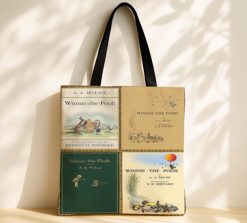Pode incluir: Uma sacola com pain&eacute;is com as capas do livro infantil "Winnie-the-Pooh" de A.A. Milne. A sacola apresenta quatro designs de capas de livros com ilustra&ccedil;&otilde;es e texto. Possui al&ccedil;as pretas e um fundo creme.
