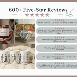 Pu&ograve; includere: Un grafico promozionale intitolato 600+ Five-Star Reviews con il logo Lit Lover Merch, una candela in un vasetto ambrato, una coperta tessuta con disegni di copertine di libri e tre tazze in ceramica bianca decorate con illustrazioni di personaggi letterari.