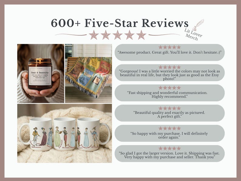 Pu&ograve; includere: Un grafico promozionale intitolato 600+ Five-Star Reviews con il logo Lit Lover Merch, una candela in un vasetto ambrato, una coperta tessuta con disegni di copertine di libri e tre tazze in ceramica bianca decorate con illustrazioni di personaggi letterari.