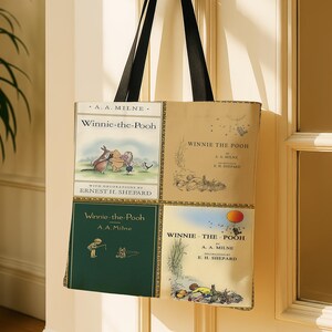 Pode incluir: Bolsa tote com quatro pain&eacute;is com ilustra&ccedil;&otilde;es e texto do livro infantil cl&aacute;ssico "Winnie-the-Pooh" de A.A. Milne. A bolsa tem al&ccedil;as pretas e est&aacute; pendurada em frente a uma porta.