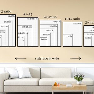 Puede incluir: Un diagrama que muestra diferentes proporciones para obras de arte enmarcadas, incluyendo 2:3, A1-A4, 4:5, 11:14 y 3:4. El diagrama muestra las dimensiones de cada proporci&oacute;n en pulgadas. El texto "sofa is 90 in wide" est&aacute; escrito debajo del diagrama.