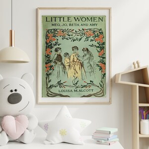K&ouml;nnte beinhalten: Eine Vintage-Buchcover-Illustration f&uuml;r "Little Women" von Louisa M. Alcott. Das Cover zeigt vier M&auml;dchen in Kleidern, die in einem Garten mit gr&uuml;nem Hintergrund und rosa Blumen stehen.