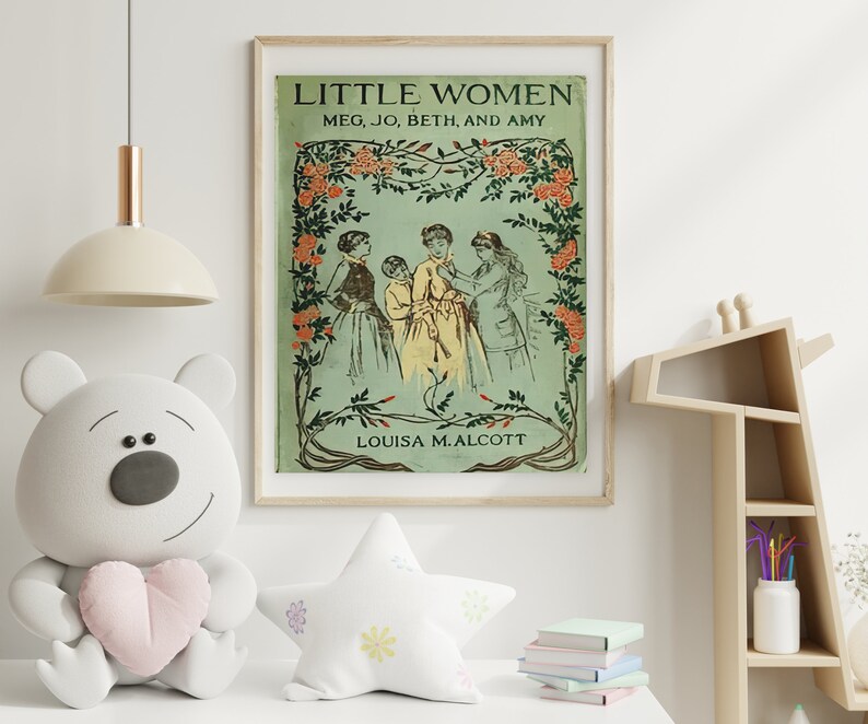 K&ouml;nnte beinhalten: Eine Vintage-Buchcover-Illustration f&uuml;r "Little Women" von Louisa M. Alcott. Das Cover zeigt vier M&auml;dchen in Kleidern, die in einem Garten mit gr&uuml;nem Hintergrund und rosa Blumen stehen.