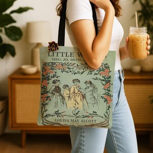 以下が含まれることがあります： ライトグリーンのトートバッグ。4人の人物のヴィンテージ風イラストと「LITTLE WOMEN MEG, JO, BETH, AMY」「LOUISA MAY ALCOTT」の文字が描かれ、ピンクのバラと緑の蔦の装飾的な枠で囲まれています。黒いストラップ付き。