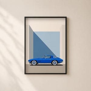 Könnte beinhalten: Ein gerahmter Kunstdruck, der das Seitenprofil eines leuchtend blauen Oldtimer-Sportwagens mit Weißwandreifen zeigt. Das Auto ist vor einem geometrischen Hintergrund aus hellblauen und beigen vertikalen Paneelen positioniert.