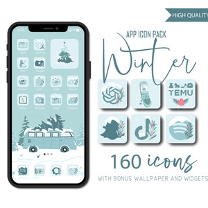 Op de afbeelding: Een smartphone-mockup met een app-icoonpakket met winterthema. Het telefoonscherm toont een blauwe en witte winterscène met een bestelwagen en een kerstboom. De app-iconen zijn in een rasterpatroon gerangschikt en hebben winterthema-ontwerpen. De tekst "Winter" is geschreven in een cursief lettertype en de tekst "160 icons" is geschreven in vetgedrukt. De tekst "HIGH QUALITY" is geschreven in een witte doos met een blauwe rand. De tekst "APP ICON PACK" is geschreven in een zwarte doos met een witte rand.