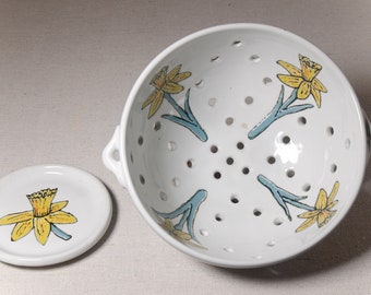 Daffodil Berry Bowl & Saucer – Wheel-Thrown White Ceramic Colander With Spring Flowers, Handmade Stoneware Strainer And Dish, Fruit Bowl