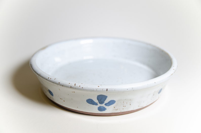 White Ceramic Pie Dish With Blue Accents Ovensafe Bakeware, Wheel