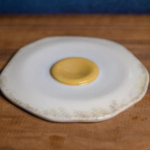 Ceramic Fried Egg Spoon Rest – Handmade Sunny Side Up Ceramic Egg, Fried Egg Decor, Egg Teabag Rest, Fried Egg Kitchen Decor, Breakfast Art