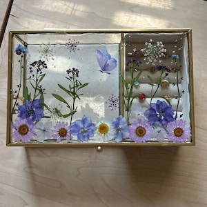 Blooming Beauty: portagioie personalizzato in resina e vetro con fiori secchi