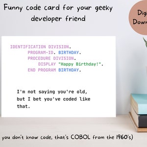 Könnte beinhalten: Eine digitale Download-Karte mit einer humorvollen Codierungsnachricht für einen Entwicklerfreund. Die Karte zeigt einen Ausschnitt aus COBOL-Code, der "Happy Birthday!" anzeigt, und den Text "Ich sage nicht, dass du alt bist, aber ich wette, du hast so programmiert. (Wenn du den Code nicht kennst, ist das COBOL aus den 1960er Jahren)"