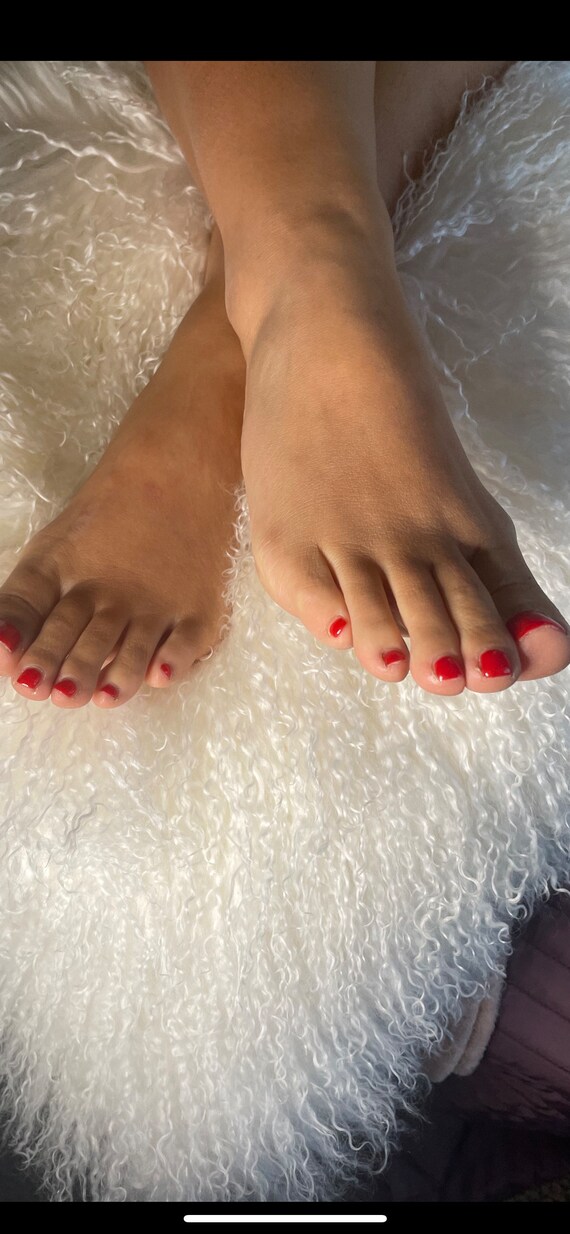 magi Lav en seng ejer Beautiful Red Painted Toes - Etsy