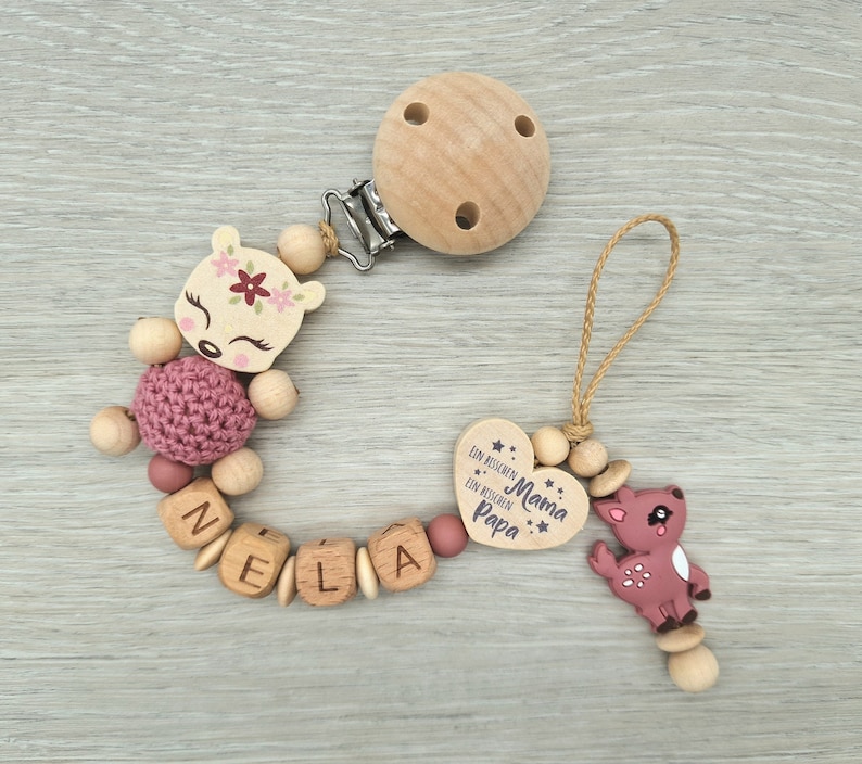 Schnullerkette mit Namen Reh Herz mit Spruch, Ein bisschen Mama, ein bisschen Papa und ganz viel Wunder, Geschenk zur Geburt Holz Blush Dark Pink/ Natur