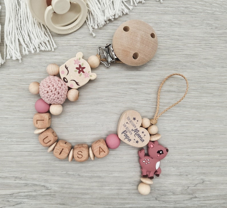 Schnullerkette mit Namen Reh Herz mit Spruch, Ein bisschen Mama, ein bisschen Papa und ganz viel Wunder, Geschenk zur Geburt Holz Blush Rosa/Blush/Dark Pink