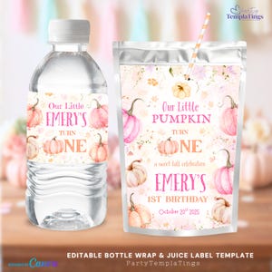 Puede incluir: Una botella de agua y una bolsa de jugo con etiquetas a juego. Las etiquetas presentan calabazas rosas y el texto "Our Little Emery's Turn One" y "Emery's 1st Birthday". La bolsa de jugo tiene una pajita a rayas.