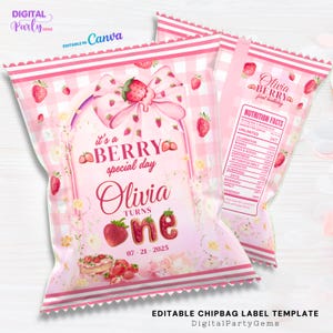 Könnte beinhalten: Rosa Chipstütenvorlage mit Erdbeermotiv. Das Design umfasst eine große Schleife, Erdbeeren und den Text "It's a BERRY special day Olivia turns one 07-21-2025". Die Tüte enthält auch ein Nährwertetikett und den Text "Editable Chipbag Label Template".