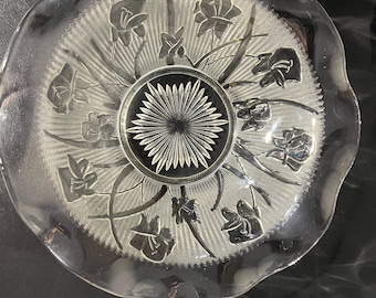 Centro de mesa vintage muy raro, de 23 cm (9 pulgadas) y 680 gramos (1,5 libras) con diseño de rosa con espinas y medallón.