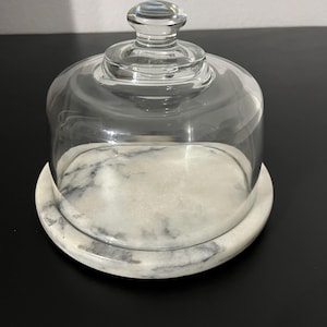 Dôme à fromage vintage avec boutons en verre, base en marbre et planche à découper en marbre