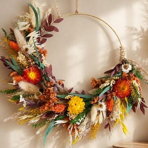 Guirlanda de flores secas de outono para porta de entrada | Eucalipto bordô, flores laranja e amarelo ensolarado | Decoração de parede aconchegante em estilo cottagecore
