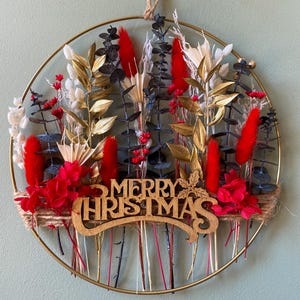 Festive Christmas Wall Decoration – Dried Flower Hoop with Golden Leaves & Custom Wooden Sign