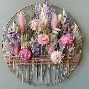 Guirlanda artesanal em aro com flores em tons pastel - Enfeite de parede com flores secas - Perfeita para decoração de quarto de bebê ou infantil.