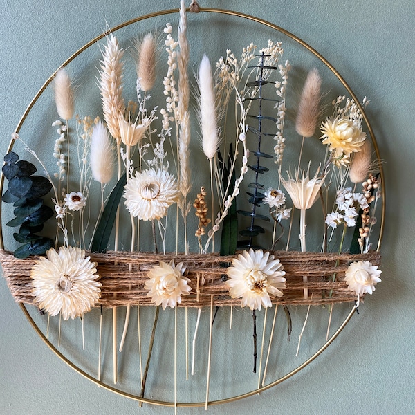 Boho Hoop mit Eukalyptusblättern und erdigen beigen Blüten. Metall Ring in gold mit Juteschnur und Blüten im Landhaus Stil.