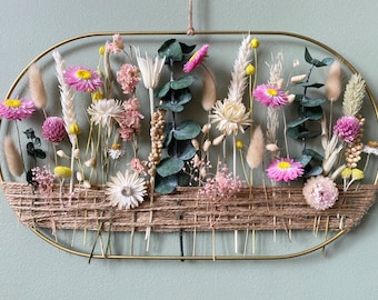 Couronne de printemps dans de belles teintes naturalistes, marguerites roses sur un cadre OVALE DORÉ : l'élégance de la nature dans votre style