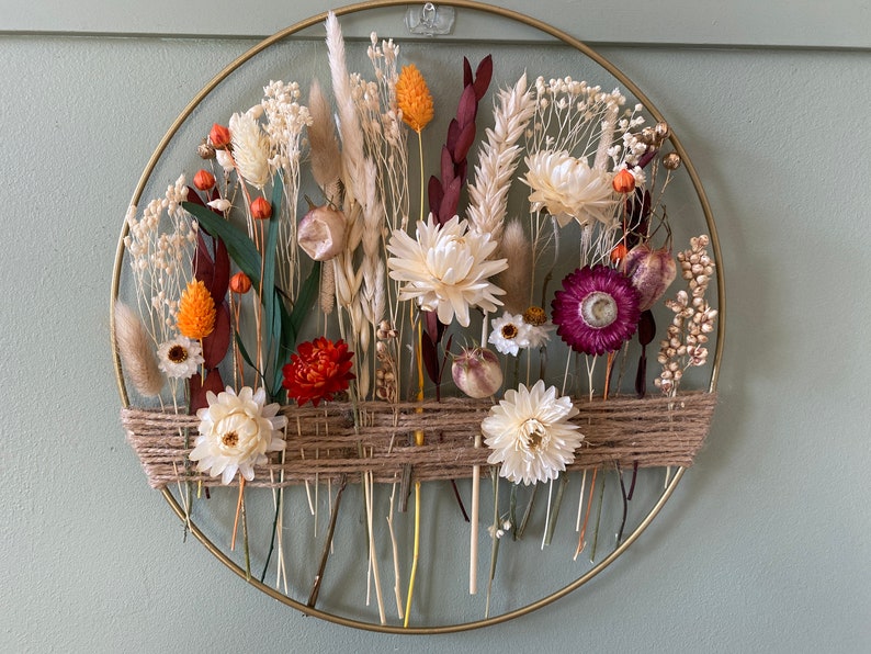 Autumn decoration with dried flowers. Gold floral hoop with jute twine. Wall decor for boho style house zdjęcie 10
