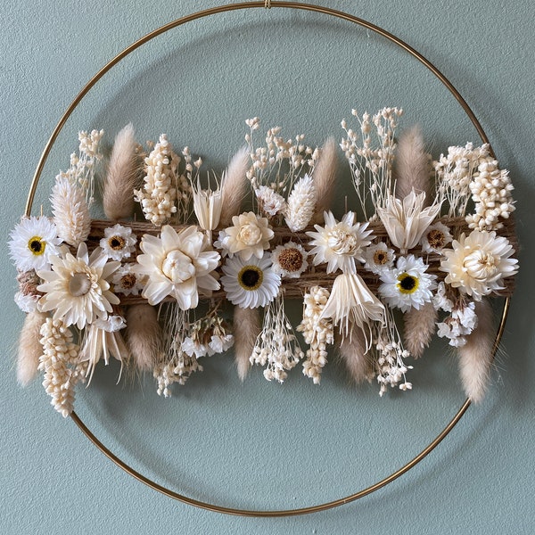 Boho gold hoop with earthy beige flowers for naturalistic interiors. Metal ring with jute cord and blooms in farmhouse style.