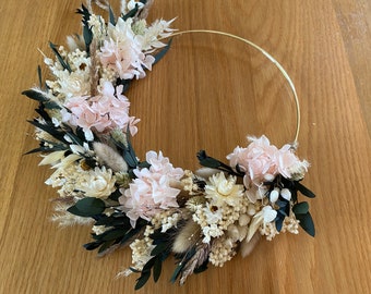 Couronne bohème romantique avec des fleurs beiges et roses ocres pour des intérieurs naturalistes. Créole en or avec fleurs stabilisées dans un style campagnard.