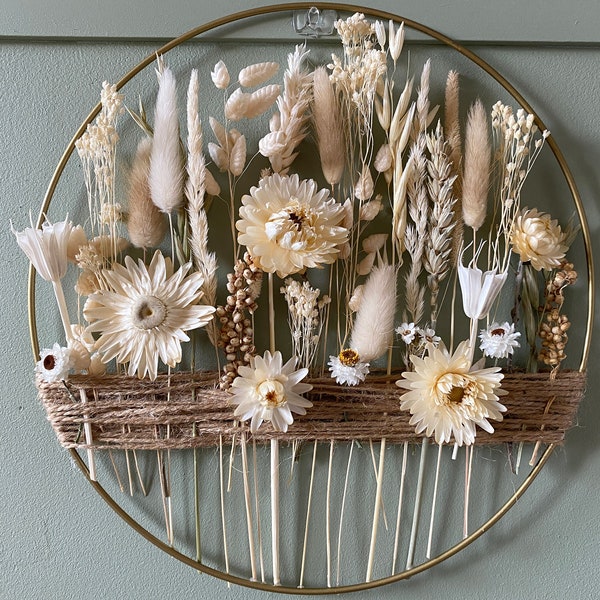 Boho hoop with earthy beige flowers for naturalistic interiors. Metal ring with jute cord and blooms in farmhouse style.