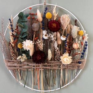 Muurhanger wilde bloemenweide - natuurlijk interieur met gevarieerd bloemstuk, handgemaakte rustieke bohostijl